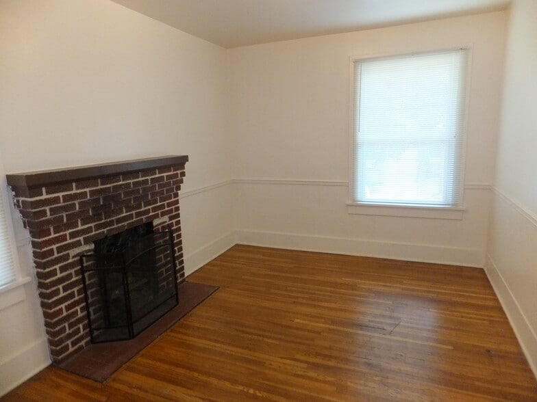 Building Photo - 1401 University Ave