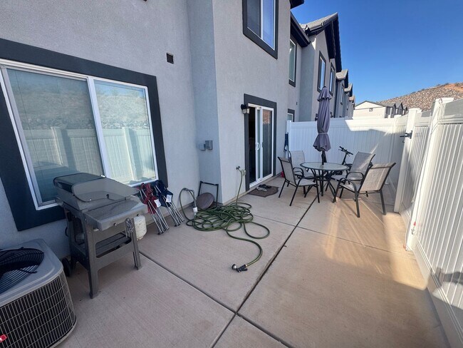 Building Photo - Home in Long Valley