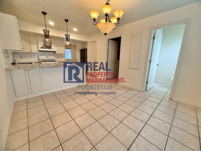 Building Photo - 3 Bed 1.5 Bath townhouse - 1 car garage