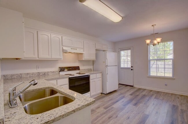 Building Photo - Beautiful 3 Bedroom 2 Bath Home in the Hea...