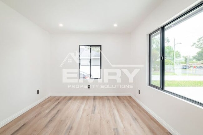 Building Photo - Amazing Deal 3 Bed 2 Bath House Arrington Ave Downey