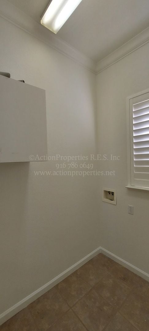 Building Photo - Rocklin  Highland Park  3 bedroom 2 bathroom, Great Room Floor Plan with Tile Flooring,  Fenced Yard