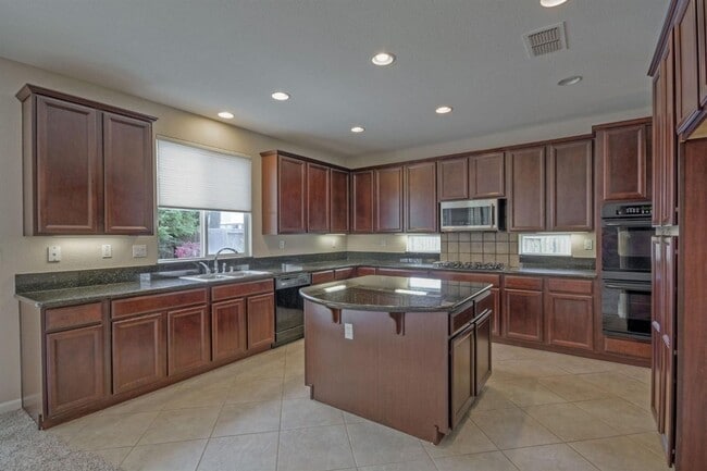 Building Photo - 4 Bedroom, 3 Bath - 3 Car Garage - Gorgeous!!!