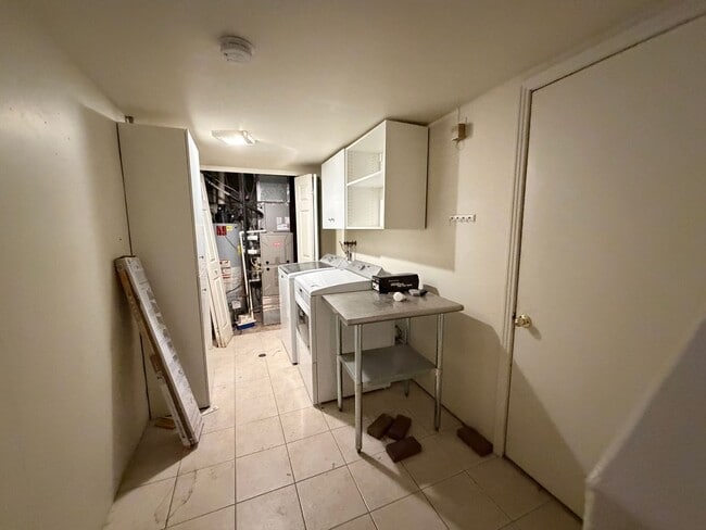 Building Photo - Premier Location!