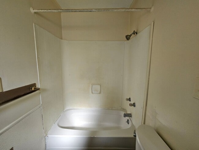 Building Photo - Spacious 3 bedroom 1 bathroom Apartment for rent!