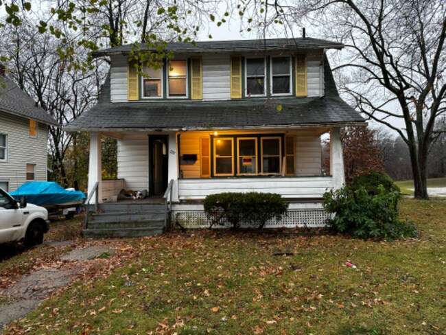 Building Photo - 722 Russell Ave
