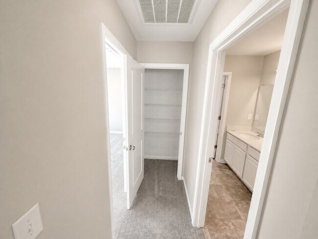 Building Photo - 721 Tanager Ln