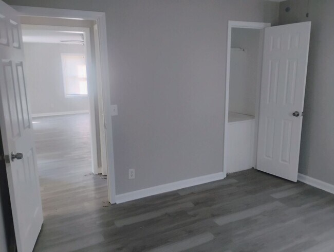 Building Photo - Cozy 2BR Home in KC Northland – Fully Fenced Yard & Fresh Updates