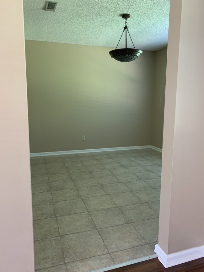 Building Photo - 2015 Oriole Way