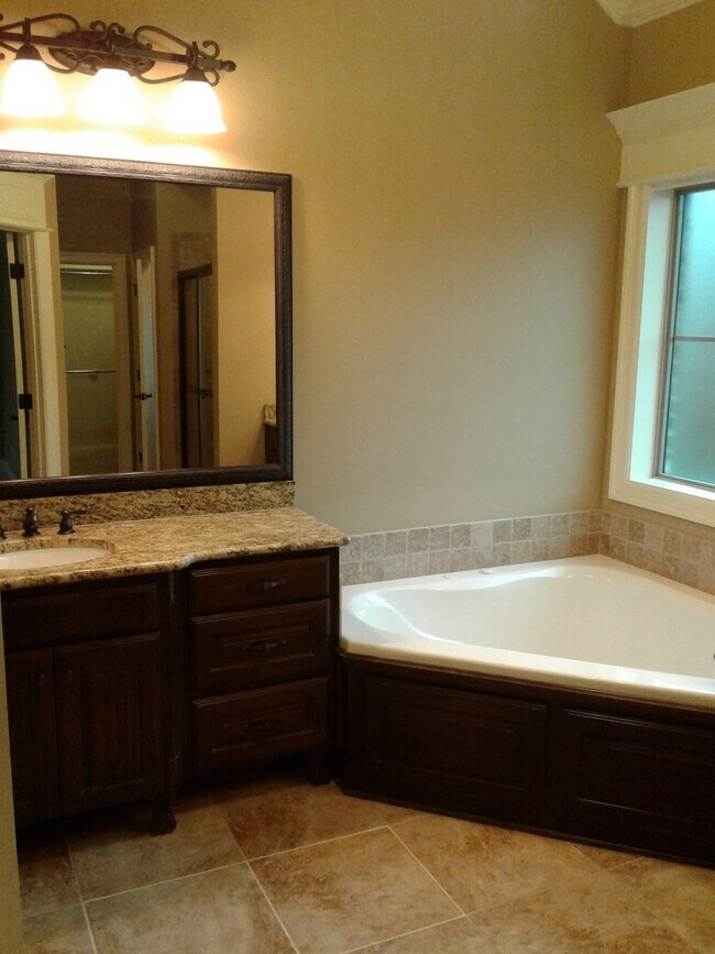 Building Photo - ** BEAUTIFUL 3/2 HOME IN TIBURON **