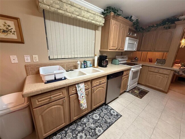 Building Photo - 2055 S Floral Ave
