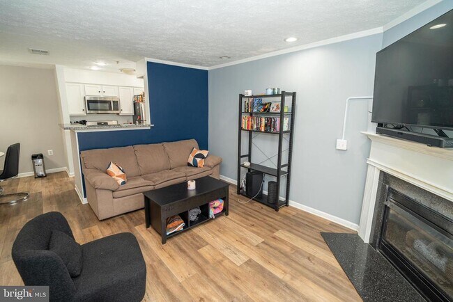 Building Photo - 8911 Town Center Cir