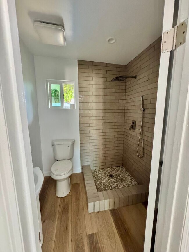 Building Photo - 2 Bedrooms/1 Bath AVAILABLE NOW!