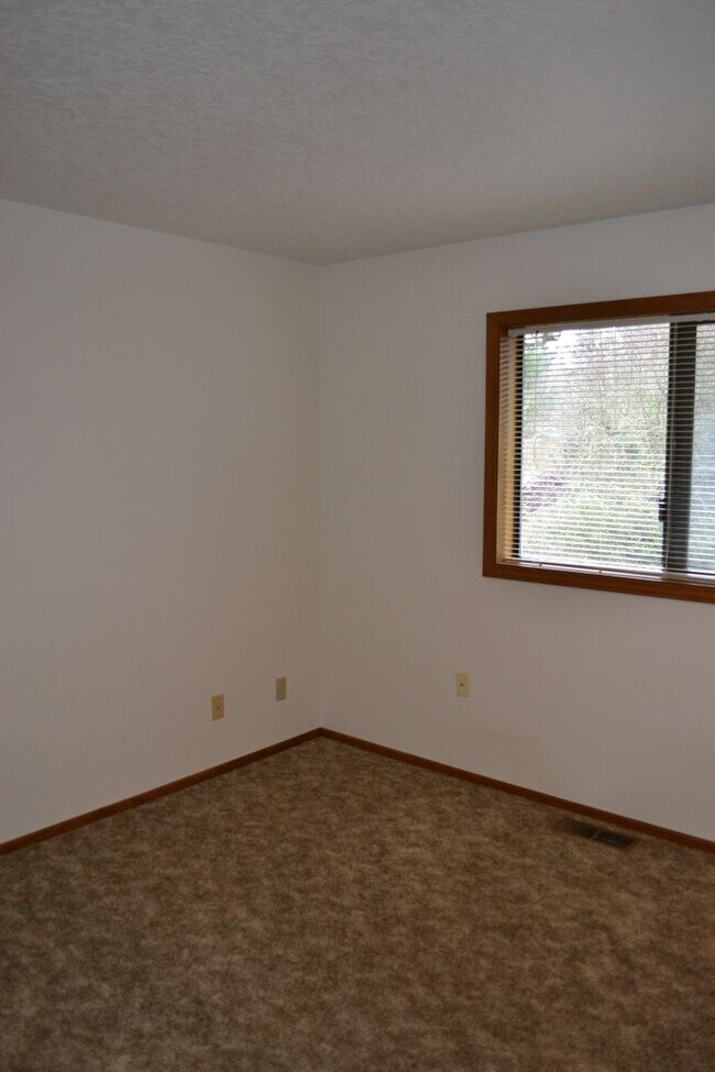 Building Photo - BEAUTIFUL 3 BEDROOM 3 BATH HOUSE LOCATED IN SOUTH SALEM