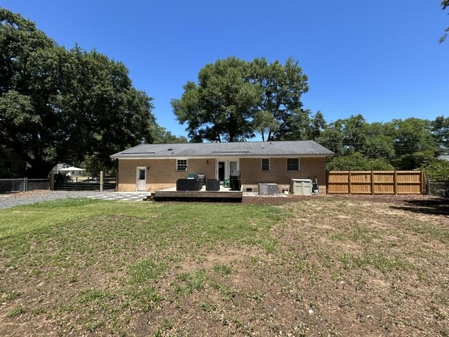 Building Photo - 1209 Julian Clark Rd