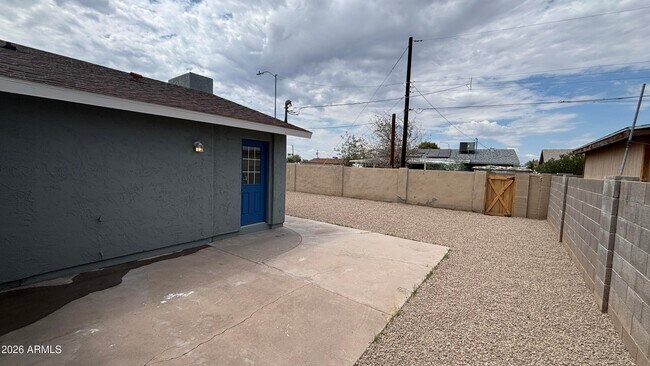 Building Photo - 902 E 8th Ave