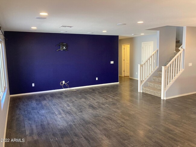 Building Photo - 843 S Swallow Ln