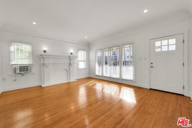 Building Photo - 858 1/2 S Gramercy Pl
