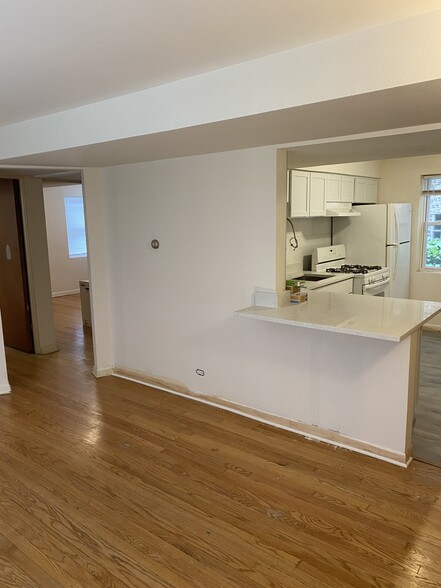Building Photo - 5541 N Artesian Ave