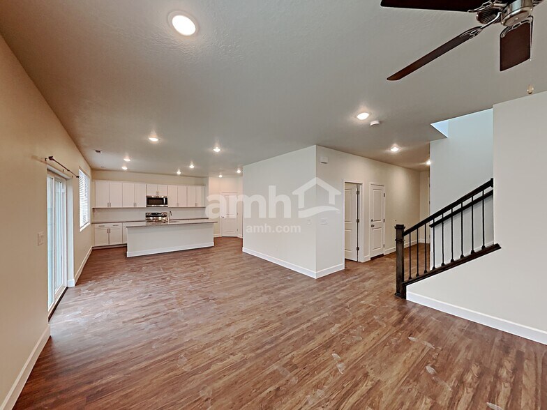 Building Photo - 2415 E Surry Way