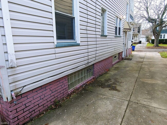 Building Photo - 2 br, 1 bath Triplex - 3549 West 129th Str...