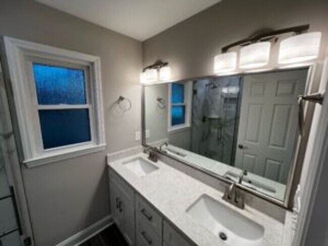 Building Photo - 1343 Hermitage Ave