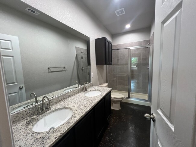 Building Photo - Luxury 3/2Duplex in Seguin, TX