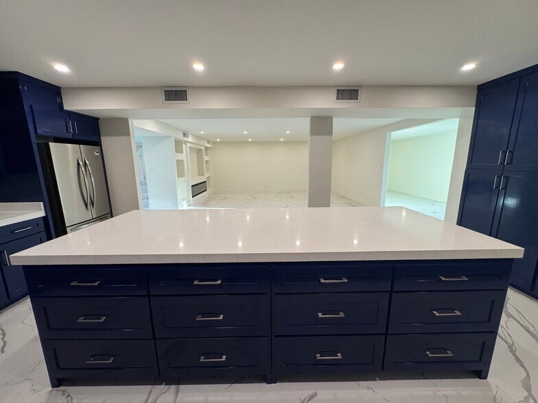 Building Photo - 13 Royale Cir