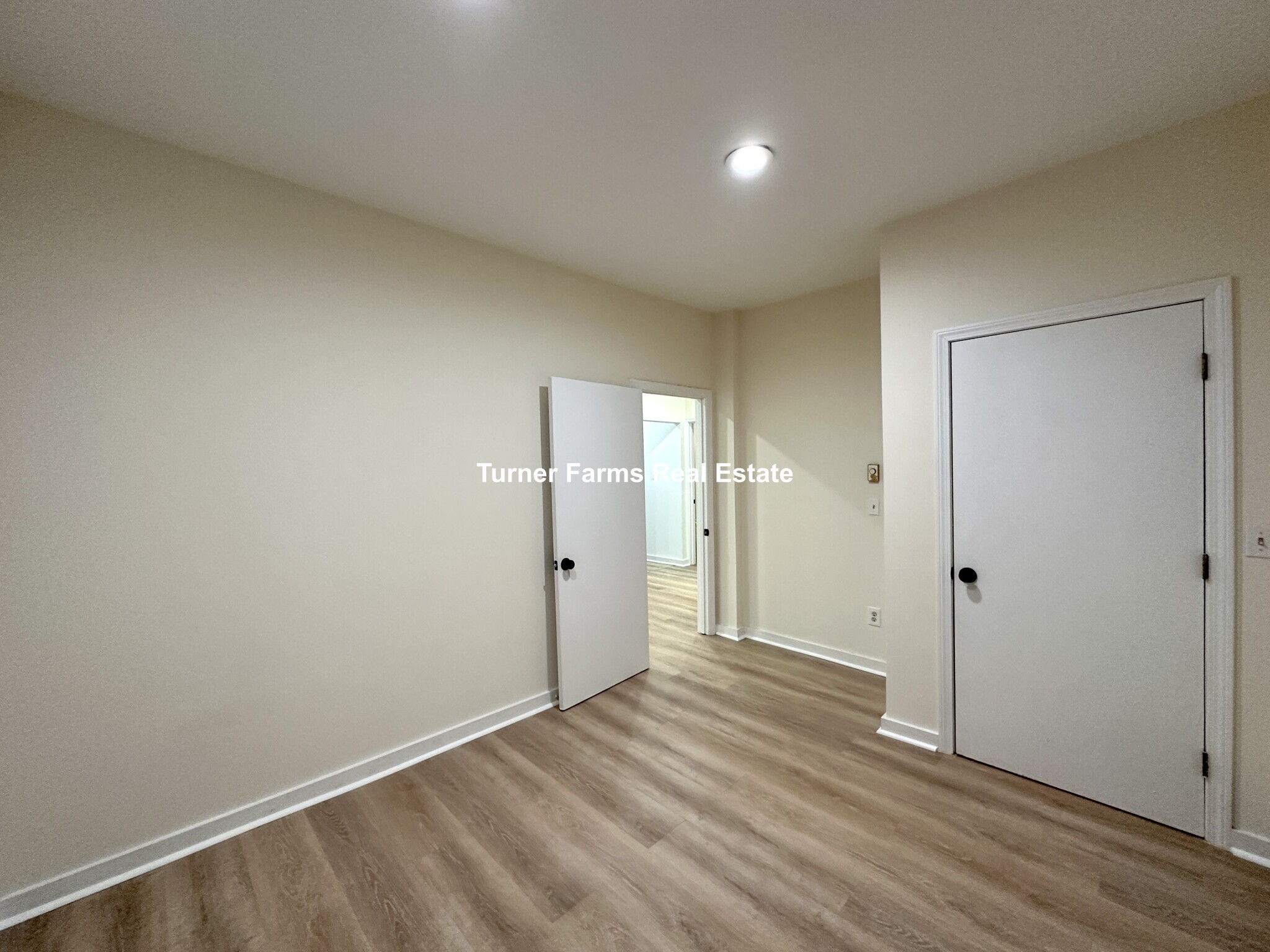 Building Photo - 448 Park Dr