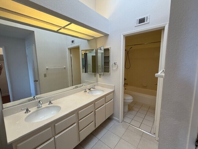 Building Photo - Conveniently located home in Irvine