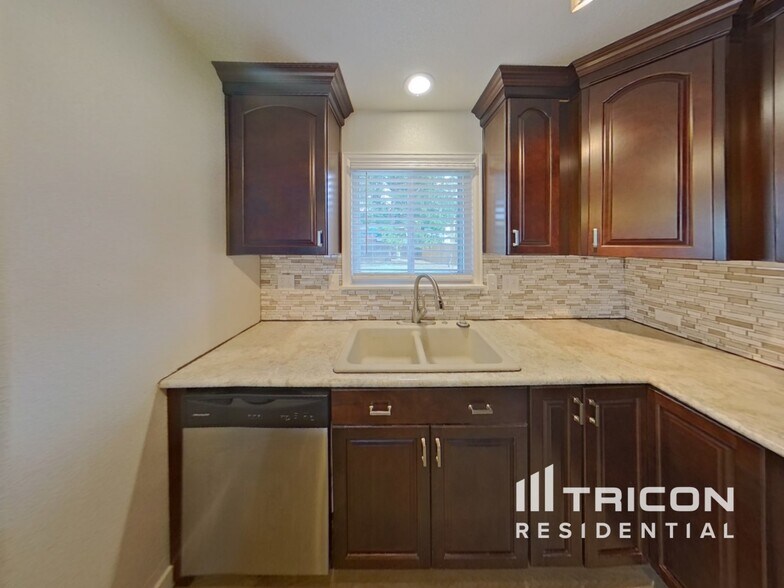 Building Photo - 4195 Hemlock Pl