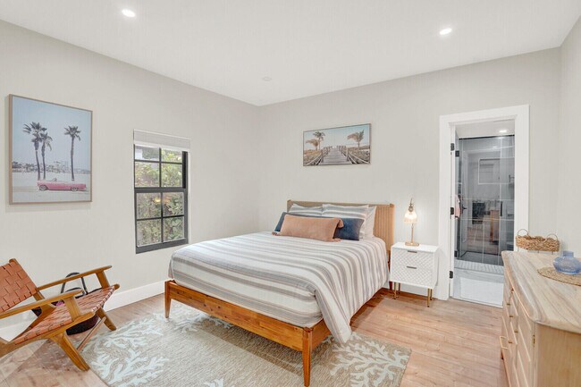 Building Photo - 727 Fernwood Dr