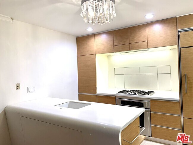 Building Photo - 4189 Vineland Ave