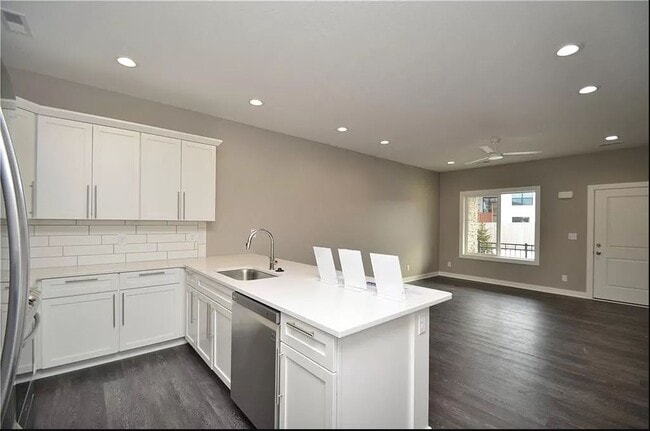 Building Photo - 660 SE Greyson Ln