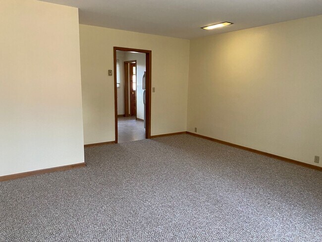 Building Photo - 2br/1bath duplex in Stevensville