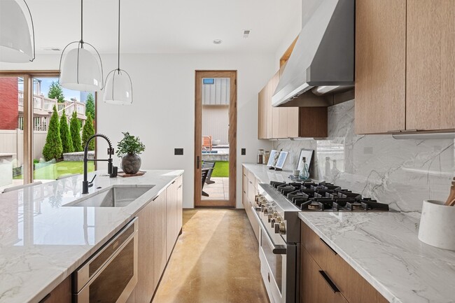 Building Photo - 1603 5th Ave N