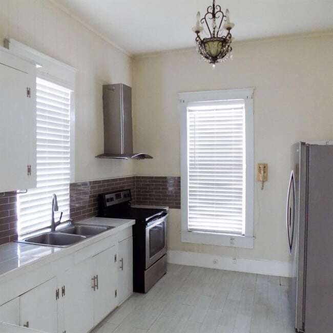 Building Photo - 404 S Lasalle St