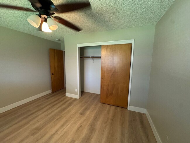 Building Photo - 970 N Villa Ave