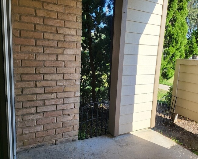 Building Photo - 7025 N Holiday Dr