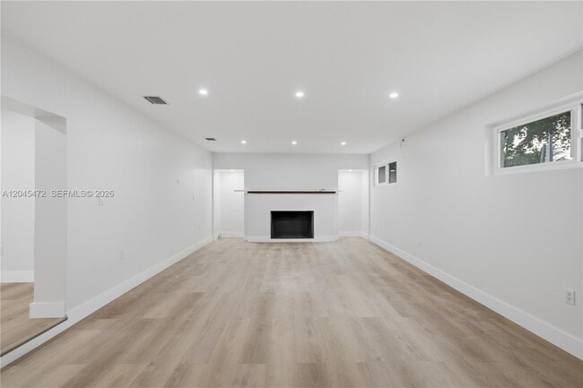 Building Photo - 14325 NE 8th Ave