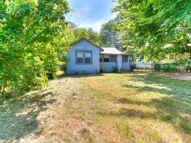 Building Photo - Adorable home in West Tulsa!