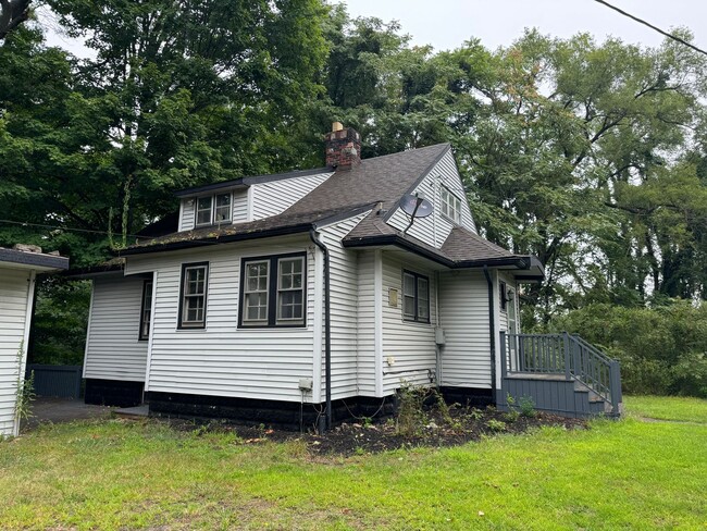 Building Photo - Lovely 4 Bedroom Home Off Red Arrow Highway