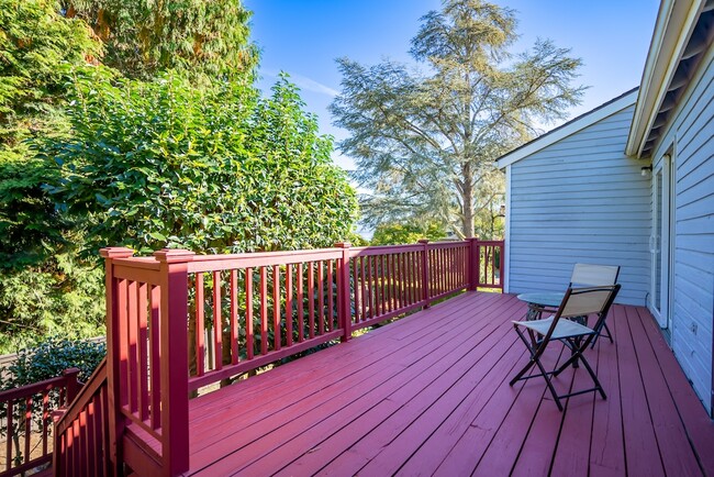 Building Photo - 242 W Lake Sammamish Pkwy SE