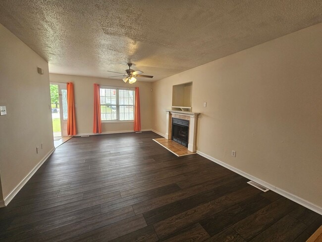 Building Photo - New Listing!!