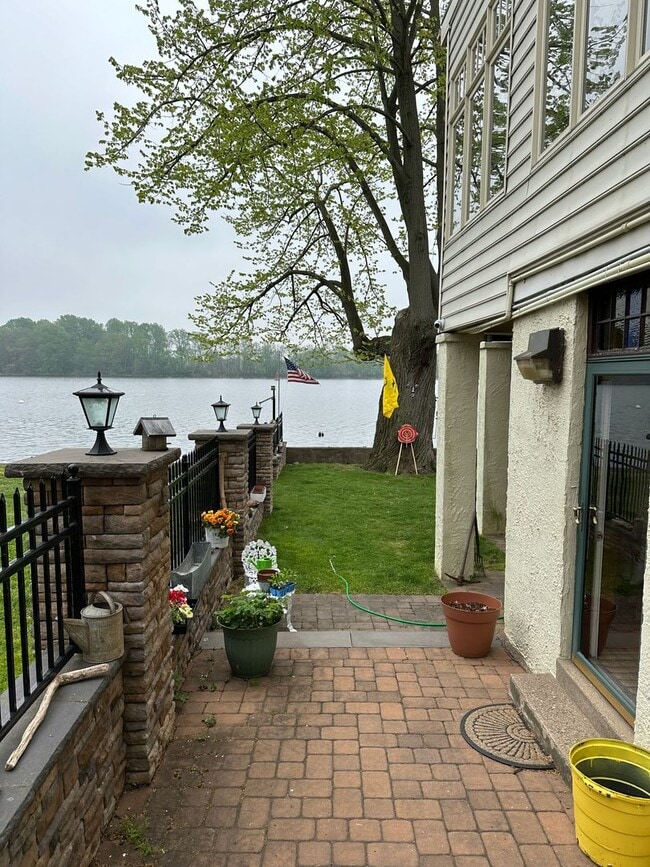 Building Photo - 256 Radcliffe St