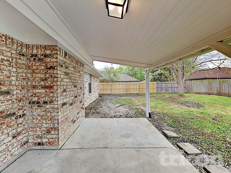 Building Photo - 802 Wind Brooke Dr