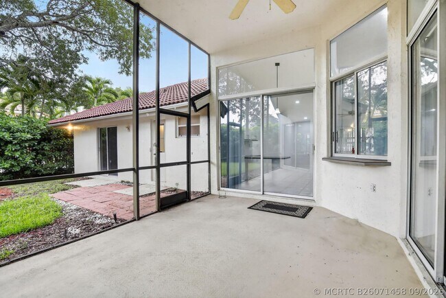 Building Photo - 924 Spoonbill Cir