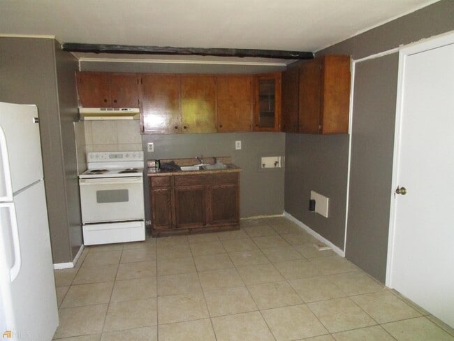 Building Photo - 2705 Village Green Ln