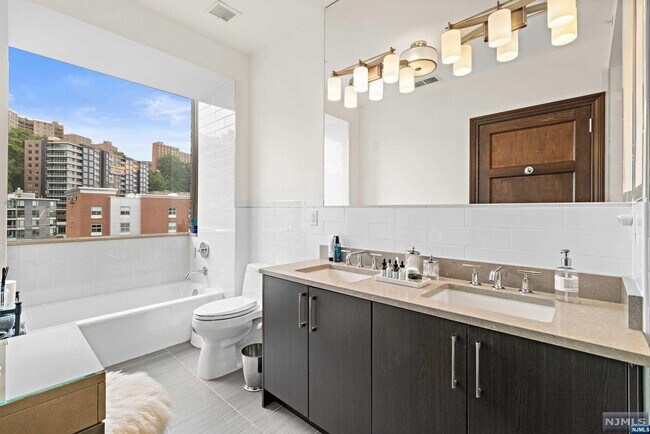 Building Photo - 9 Somerset Ln