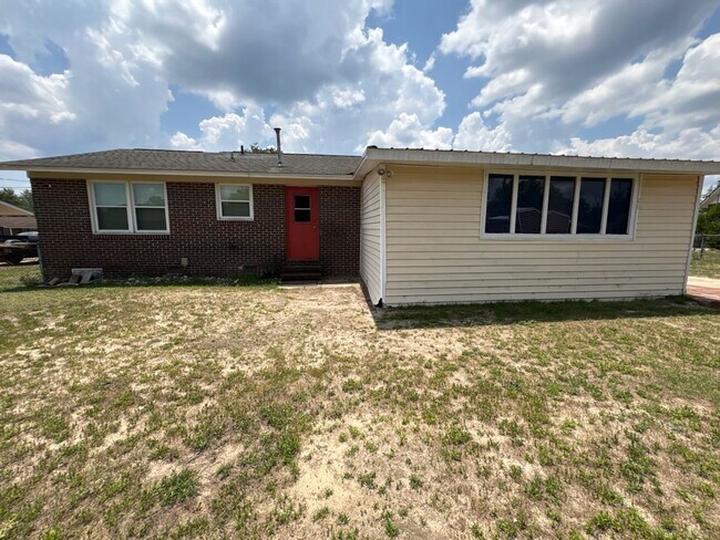 Building Photo - 2668 Vernon Dr